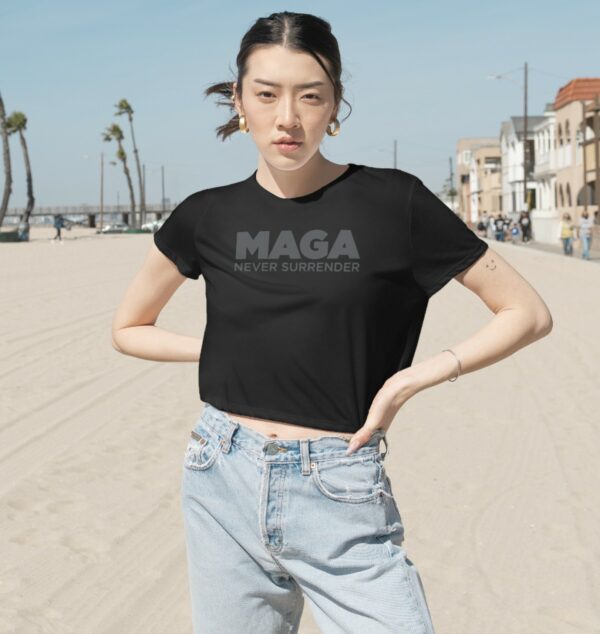 Trump MAGA Never Surrender Black Women's Flowy Cropped Tees